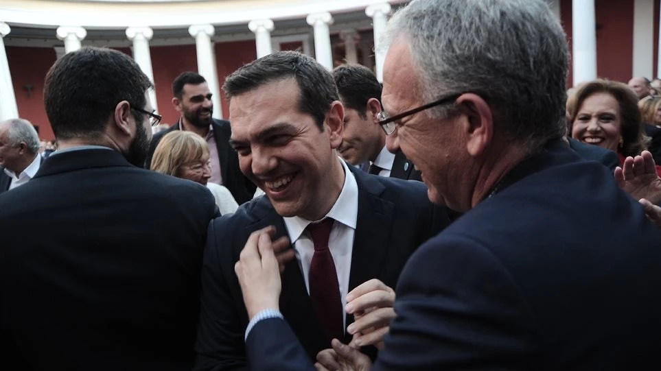 Ξεκίνησε η φιέστα της Κυβέρνησης – «Εσκασε μύτη» με κόκκινη γραβάτα ο Τσίπρας – Κοροϊδεύει ανερυθρίαστα τους Ελληνες